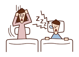 Cartoon of a woman screaming in bed on the left while a man sleeps with a spoon near his mouth on the right, showing a noisy night and disrupted sleep.